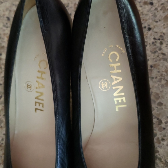 CHANEL Classic Black Leather & Patent Cap Toe Heeled Pump (early 90s?) - Picture 5 of 12